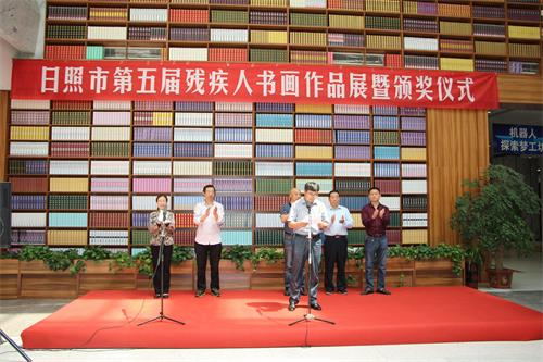 百余件残疾人书画作品在市图书馆展出 百余件残疾人书画作品在市图书馆展出